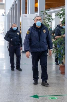 GUARDIE SICUREZZA GUARDIANIA
SALA ATTESA VACCINAZIONI VACCINO PERSONALE SANITARIO ANTICOVID OSPEDALE SANT’ANNA DI CONA
COVID COVID19 COVID-19 CORONAVIRUS