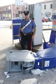 CARABINIERI 
SPACCATA DISTRIBUTORE CARBURANTI Q8 IN VIA BOLOGNA CON RUSPA RUBATA A FERRARA