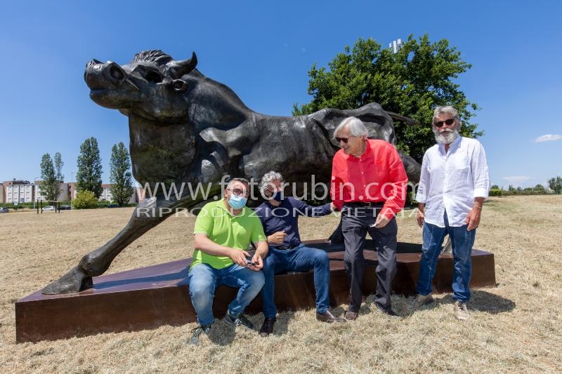 NICOLA NAOMO LODI MARCO GULINELLI VITTORIO SGARBI E MARIO PAVESI
OPERA SCULTURA TORO LA POSSANZA DI MARIO PAVESI IN FIERA A FERRARA