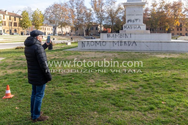 SCRITTE CONTRO NICOLA NAOMO LODI PIAZZA ARIOSTEA FERRARA