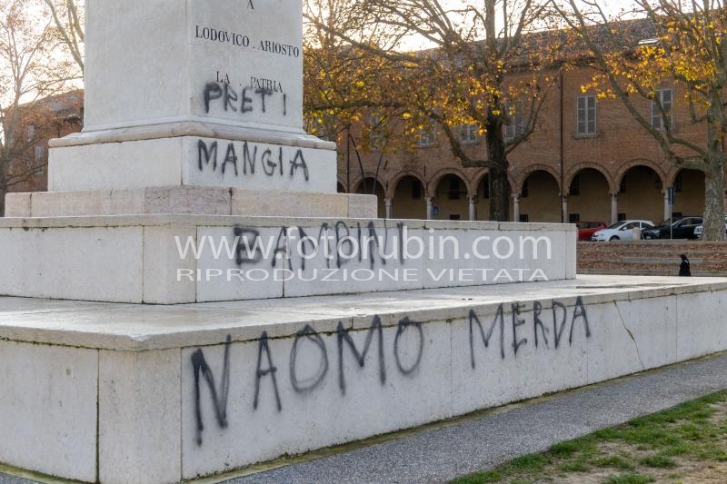 SCRITTE CONTRO NICOLA NAOMO LODI PIAZZA ARIOSTEA FERRARA