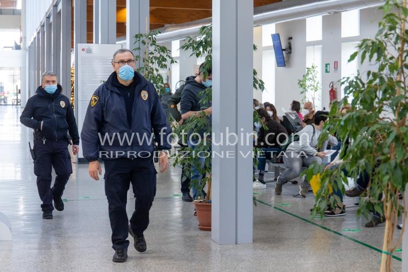 GUARDIE SICUREZZA GUARDIANIA
SALA ATTESA VACCINAZIONI VACCINO PERSONALE SANITARIO ANTICOVID OSPEDALE SANT’ANNA DI CONA
COVID COVID19 COVID-19 CORONAVIRUS