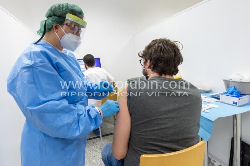 VACCINAZIONE VACCINO ANTICOVID COVID COVID19 CORONAVIRUS VIRUS COVID-19 OSPEDALE SIRINGA INIEZIONE OSPEDALE SANT’ANNA CONA