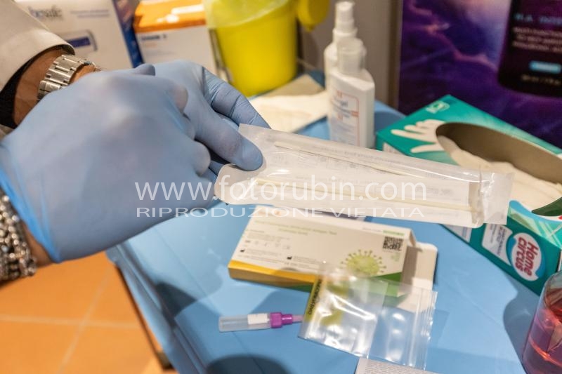 AUTO TEST TAMPONE PRELIEVO IN FARMACIA COVID COVID19 CORONAVIRUS VIRUS FERRARA