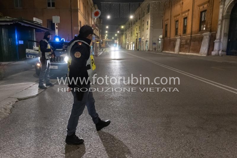 CONTROLLI CORSO GIOVECCA
CONTROLLI POLIZIA DI STATO RISPETTO DPCM COPRIFUOCO COVID CORONAVIRUS COVID19 A FERRARA