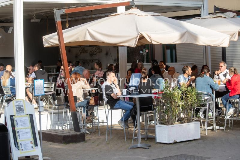 CLIENTI AL BAR
PASSEGGIATA VIALONE LIDO ESTENSI
COVID COVID19 CORONAVIRUS MASCHERINA DOMENICA