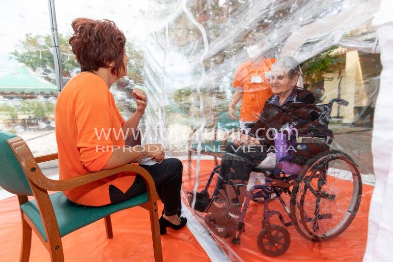 IGLOO TENDA INCONTRI PARENTI ANZIANI SANIFICAZIONE 
CASA PROTETTA SANT'ANTONIO MIGLIARO
COVID COVID19 CORONAVIRUS VIRUS Old people meet their relatives in an special igloo shaped sanitation tent due to the oronavirus pandemic in Migliaro, Italy</br>