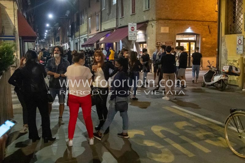 MOVIDA MERCOLEDI SERA PIAZZA VERDI E VIA CARLO MAYR COVID COVID19 CORONAVIRUS VIRUS