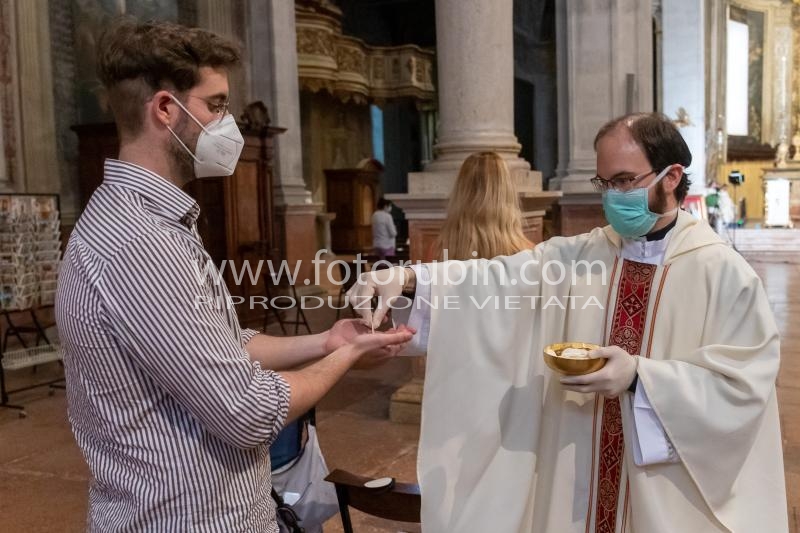 COMUNIONE DISTRIBUITA AI FEDELI DAI PRETI CON MASCHERINA GUANTI DPI
PRIMA MESSA EMERGENZA COVID COVID19 CORONAVIRUS VIRUS VESCOVO GIAN CARLO PEREGO NELLA CHIESA DI SANTA MARIA IN VADO A FERRARA