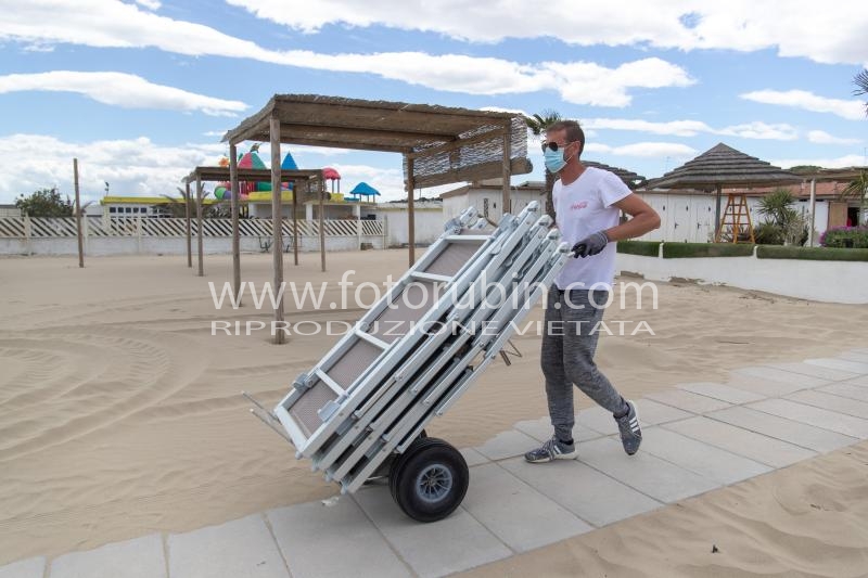 PREPARAZIONE SPIAGGIA PER ESTATE 2020 DISTANZA OMBRELLONI LETTINI BAGNO MARE NORMATIVA CONTRO VIRUS CORONAVIRUS COVID COVID19