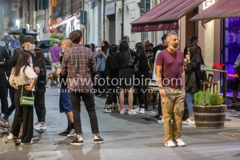 MOVIDA MERCOLEDI SERA PIAZZA VERDI E VIA CARLO MAYR COVID COVID19 CORONAVIRUS VIRUS