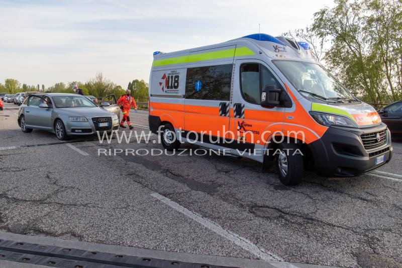 INCIDENTE AUTO VIA RAVENNA FERRARAAMBULANZA VOGHIERA SOCCORSO
INCIDENTE AUTO VIA RAVENNA FERRARA