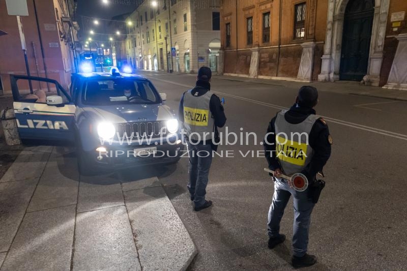 CONTROLLI CORSO GIOVECCA
CONTROLLI POLIZIA DI STATO RISPETTO DPCM COPRIFUOCO COVID CORONAVIRUS COVID19 A FERRARA