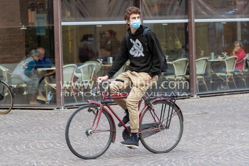 PERSONE IN PIAZZA CON MASCHERINA FERRARA
COVID19 COVID CORONAVIRUS